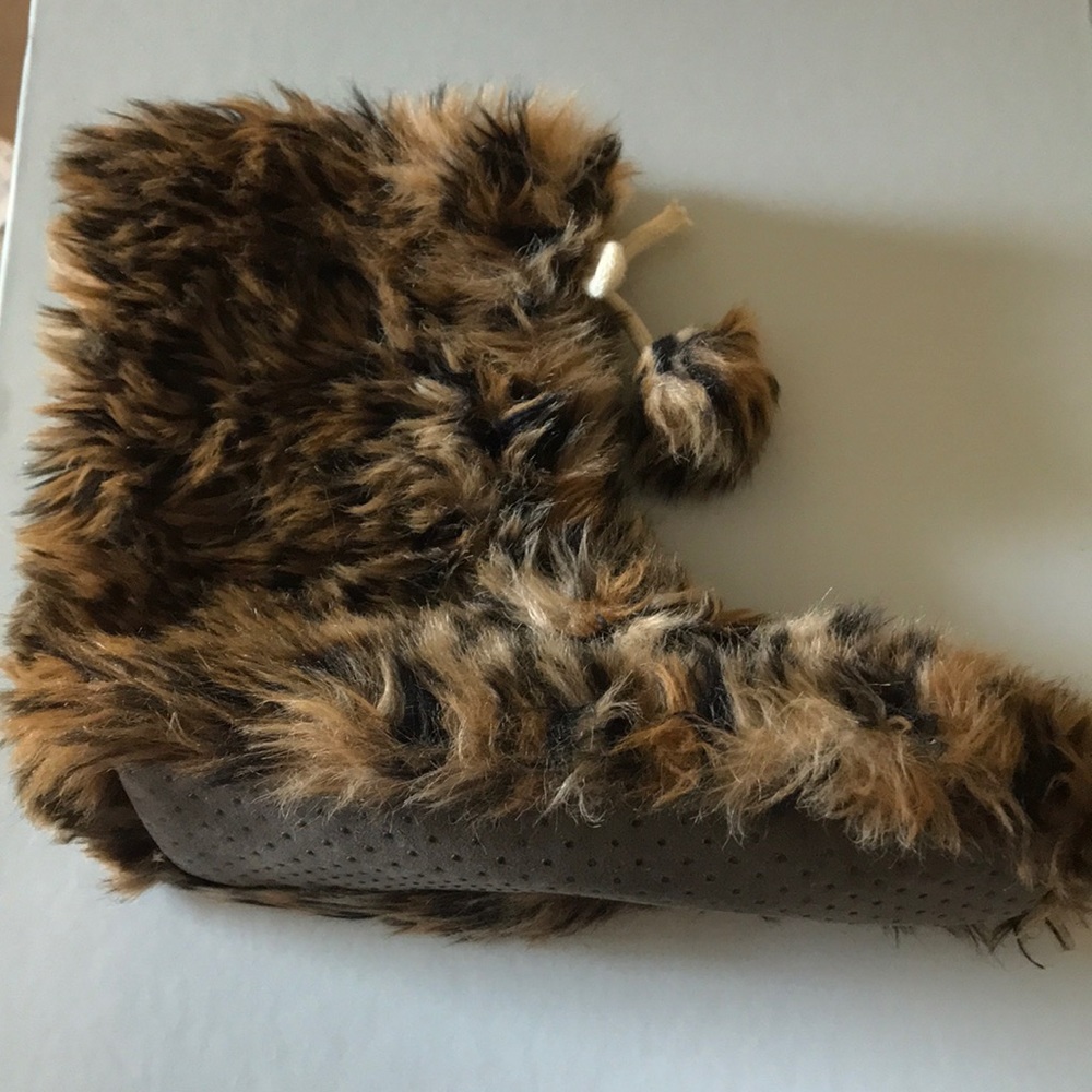 🌵 Fun cheetah slippers! Size 7